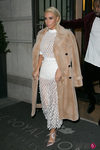Kim Kardashian con un vestido de maya blanco en la Paris Fashion Show