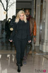 Kim Kardashian con leggings negros y sudadera en la Semana de la Moda de París
