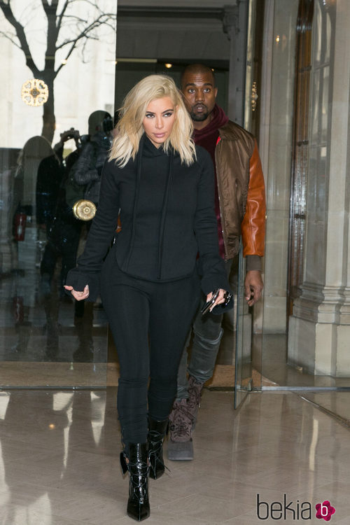 Kim Kardashian con leggings negros y sudadera en la Semana de la Moda de París