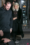 Kim Kardashian con un look total black con transparencias en la Paris Fashion Week