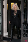 Kim Kardashian con un jumpsuit negro y botas 'peep toe' en la Paris Fashion Week