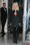 Kim Kardashian con camisa a rayas, camiseta roja y botas en la Paris Fashion Week
