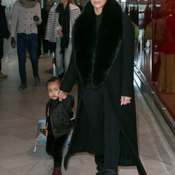 Kim Kardashian regresando de la Paris Fashion Week con un look total black