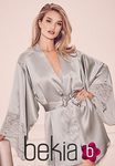 Rosie Huntington-Whiteley con un batín de seda de la colección 'Rosie for Autograph' para verano 2015