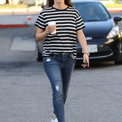 Jennifer Garner con unos jeans una camiseta de manga corta navy