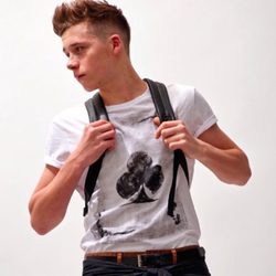 Brooklyn Beckham con camiseta blanca y negra de la colección primavera/verano 2015 de Reserved