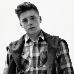 Brooklyn Beckham con camisa de cuadro de la colección primavera/verano 2015 de Reserved