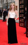 Lily James con un vestido blanco y negro en los Premios Laurence Olivier 2013