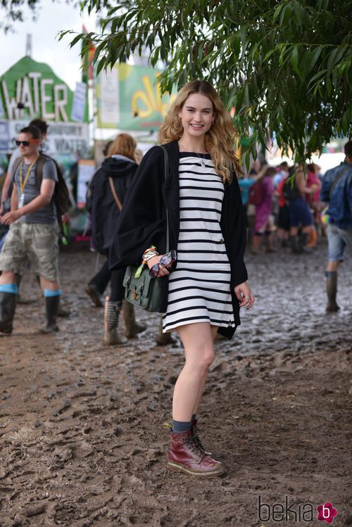 Lily James con vestido marinero y botas rojas