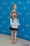 Lily James con un vestido azul estampado en el Festival Internacional de Cine de Berlín