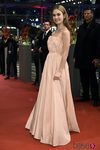 Lily James con un vestido nude en la alfombra roja del Festival Internacional de Cine de Berlín