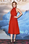Lily James con un vestido rojo en la presentación de 'Cenicienta' en Milán