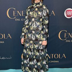 Lily James con un vestido de print floral en la presentación de 'Cenicienta' en Milán