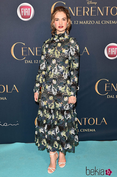 Lily James con un vestido de print floral en la presentación de 'Cenicienta' en Milán