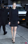 Lily James asistiendo al programa 'Late Show With David Letterman' con un look negro
