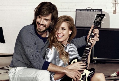 Manuela Vellés y Joaquín Pol posando felices para la campaña primavera 2015 de Cortefiel