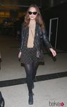 Keira Knightley con look de gafas y mono negro y marrón