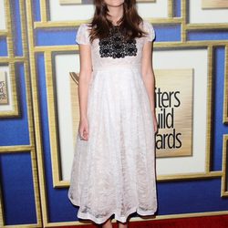 Keira Knightley con un vestido de burberry