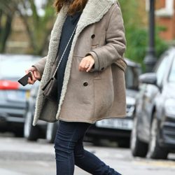 Keira Knightley con look casual gorro 