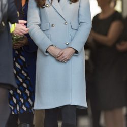 Kate Middleton con un coat dress azul