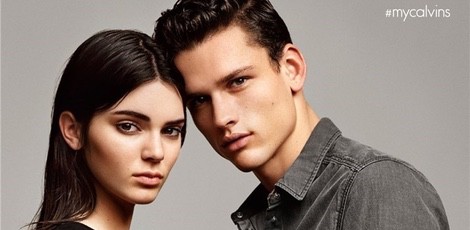 Kendall Jenner posando con la colección 2015 de Calvin Klein Jeans