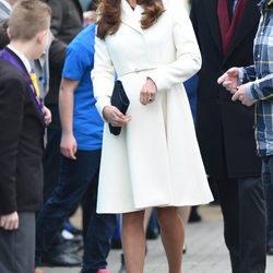 Kate Middleton con un abrigo blanco de Max Mara