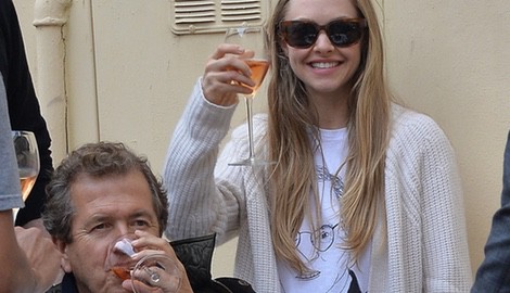 Amanda Seyfried y Mario Testino en el descanso de una sesión de fotos en Roma