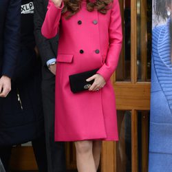 Kate MIddleton con abrigo fucsia de Mulberry