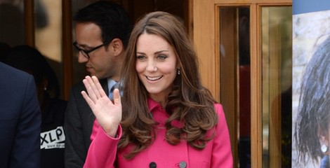 Kate MIddleton con abrigo fucsia de Mulberry