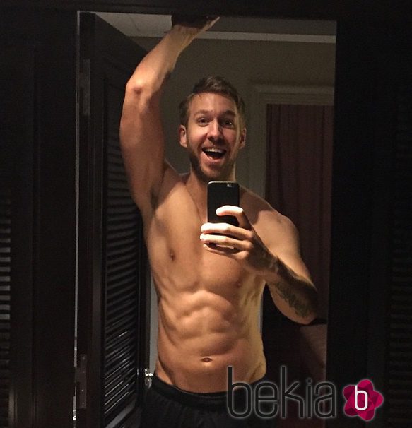 Calvin Harris se desnuda para anunciar una nueva sesión de fotos con Emporio Armani