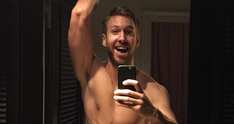 Calvin Harris se desnuda para anunciar una nueva sesión de fotos con Emporio Armani