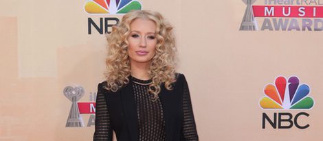 Iggy Azalea luciendo unos leggings animal print en los iHeartRadio Music Awards 2015