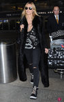 Heidi Klum con un look 'total black' en el aeropuerto de Los Ángeles