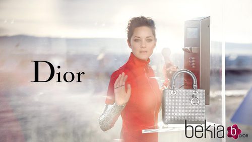 Marion Cotillard luce los nuevos 'Lady Dior' en la campaña de la firma francesa
