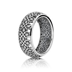 Anillo con incrustaciones brillantes de la colección de verano 2015 de Pandora