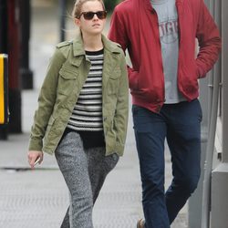 Emma Watson con pantalones de sport y jersey de punto