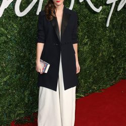 Emma Watson con un traje negro y blanco en los 'British Fashion Awards 2014' 
