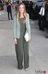 Sarah Jessica Parker con un mono verde pino y americana también verde