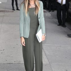 Sarah Jessica Parker con un mono verde pino y americana también verde