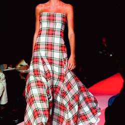 Gisele Bundchen desfilando con la colección otoño 2000 de Tommy Hilfiger en Nueva York