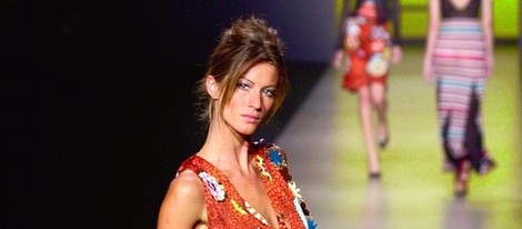 Gisele Bundchen desfilando para Missoni en Milan Fashion Week primavera/verano 2003