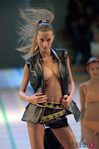 Gisele Bundchen desfilando para Givenchy en Paris Fashion Week 1998