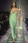 Gisele Bundchen desfilando para Versace en Milan Fashion Week 1999