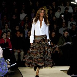 Gisele Bundchen desfilando para Oscar de la Renta otoño 2000