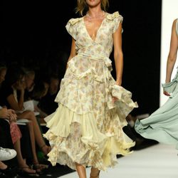 Gisele Bundchen desfilando para Marc Jacobs con la colección primavera/verano 2004