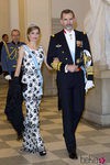 La reina Letizia con un vestido de Felipe Varela y un manto de manila negro
