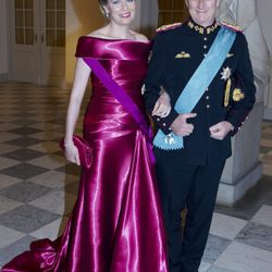 Reina Matilde de Bélgica con un vestido en color fucsia