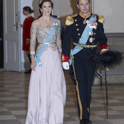 La princesa Mary de Dinamarca con un vestido rosa palo de Birgit Hallstein