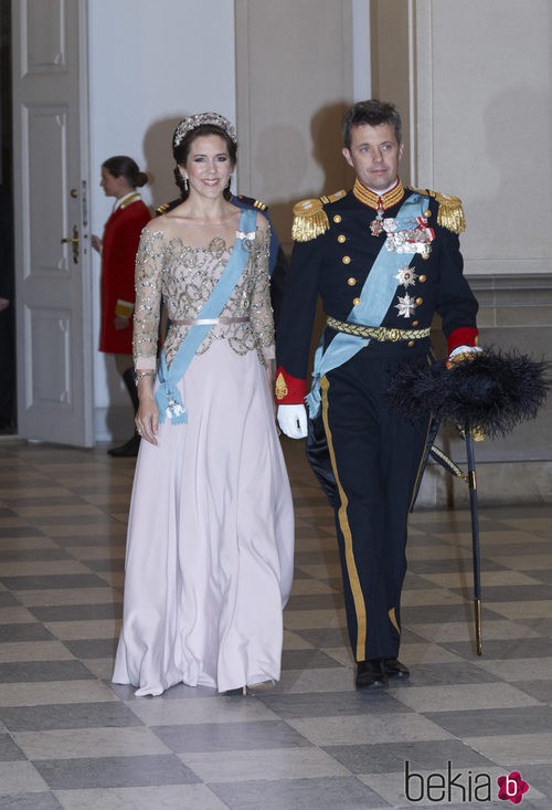 La princesa Mary de Dinamarca con un vestido rosa palo de Birgit Hallstein