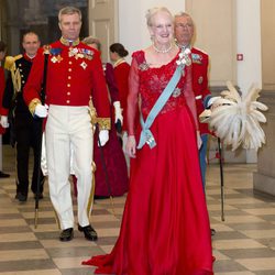 La reina Margarita de Dinamarca con un vestido rojo pasión